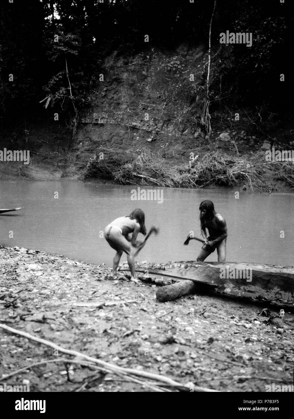 En tillyxa 143 Indianer kanot åt expeditionen som ersättning spruckit åt en föregående som. Rio - 003985 - Baudó SMVK Banque D'Images