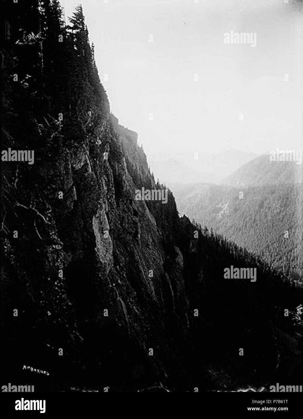 . Anglais : falaise rocheuse près d'Indian Henry's Terrain de chasse, le Parc National de Mount Rainier, Washington, ca. 1909. Anglais : Sur le manchon de négatif : Mt. Tacoma. Henry's indien. En surplomb des falaises rocheuses. Sujets (LCTGM) : falaises--Washington (État)--Mount Rainier National Park Sujets (LCSH) : Henry's Hunting Ground (Washington) ; Mount Rainier National Park (Washington) . vers 1909 75 falaise rocheuse près d'Indian Henry's Terrain de chasse, le Parc National de Mount Rainier, Washington, ca 1909 bar (72) Banque D'Images