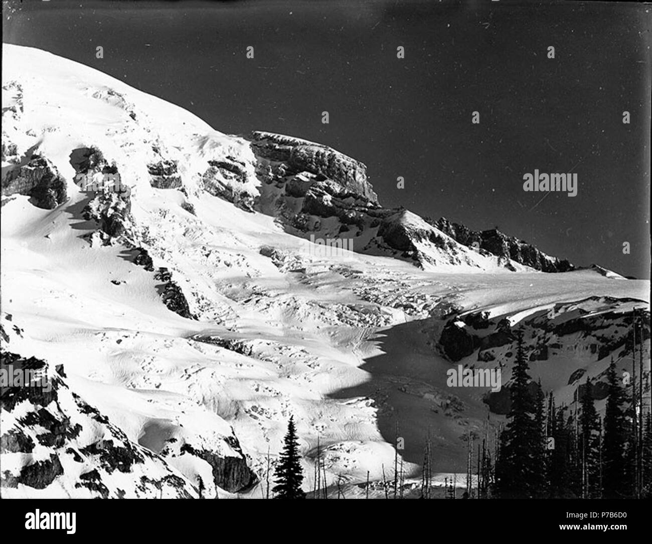 . Anglais : pente sud-ouest du Mont Rainier montrant Gilbralter Rock, Washington, ca. 1910 . Anglais : Sur le manchon de négatif : Mt. Tacoma. Le paradis. Sommet de l'hiver, Gilbralter. Sujets (LCTGM) : roches--Washington (État)--Mount Rainier ; montagnes, Washington (État)--Mount Rainier National Park(Washington) Sujets (LCSH) : Gilbralter Rock (Washington) ; relief--Washington (État)--Mount Rainier, Rainier, Mount (Wash.) . vers 1910 76 pente sud-ouest du Mont Rainier montrant Gilbralter Rock, Washington, ca 1910 bar (2) Banque D'Images