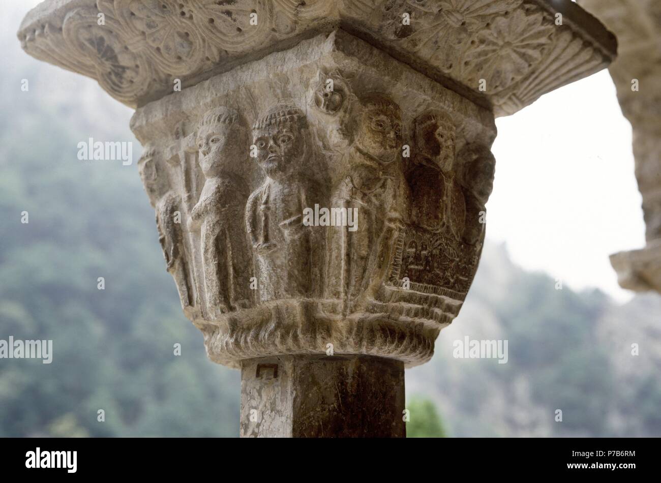 Monastère de Saint Martin du Canigou. Détail d'un chapiteau représentant Père Abbé célébrait la messe entouré par des moines. 12ème-13ème siècles. La France. Banque D'Images