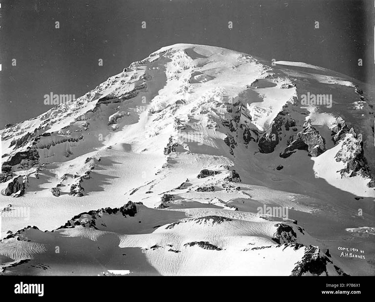 . Anglais : Coucher de soleil sur le sommet du Mont Rainier, Mount Rainier National Park, Washington, 1913. Anglais : Sur le devant de l'image : copier 1913 par A.H. Barnes sur le manchon de négatif : Mt. Tacoma. Le paradis. Coucher du soleil d'hiver sur le sommet du glacier. Sujets (LCTGM) : levers et couchers de soleil ; montagnes, Washington (État)--Mount Rainier National Park Sujets (LCSH) : Mount Rainier (Washington) ; Mount Rainier National Park (Washington) . 1913 78 Coucher du soleil sur le sommet du Mont Rainier, Mount Rainier National Park, Washington, 1913 (260 bar) Banque D'Images