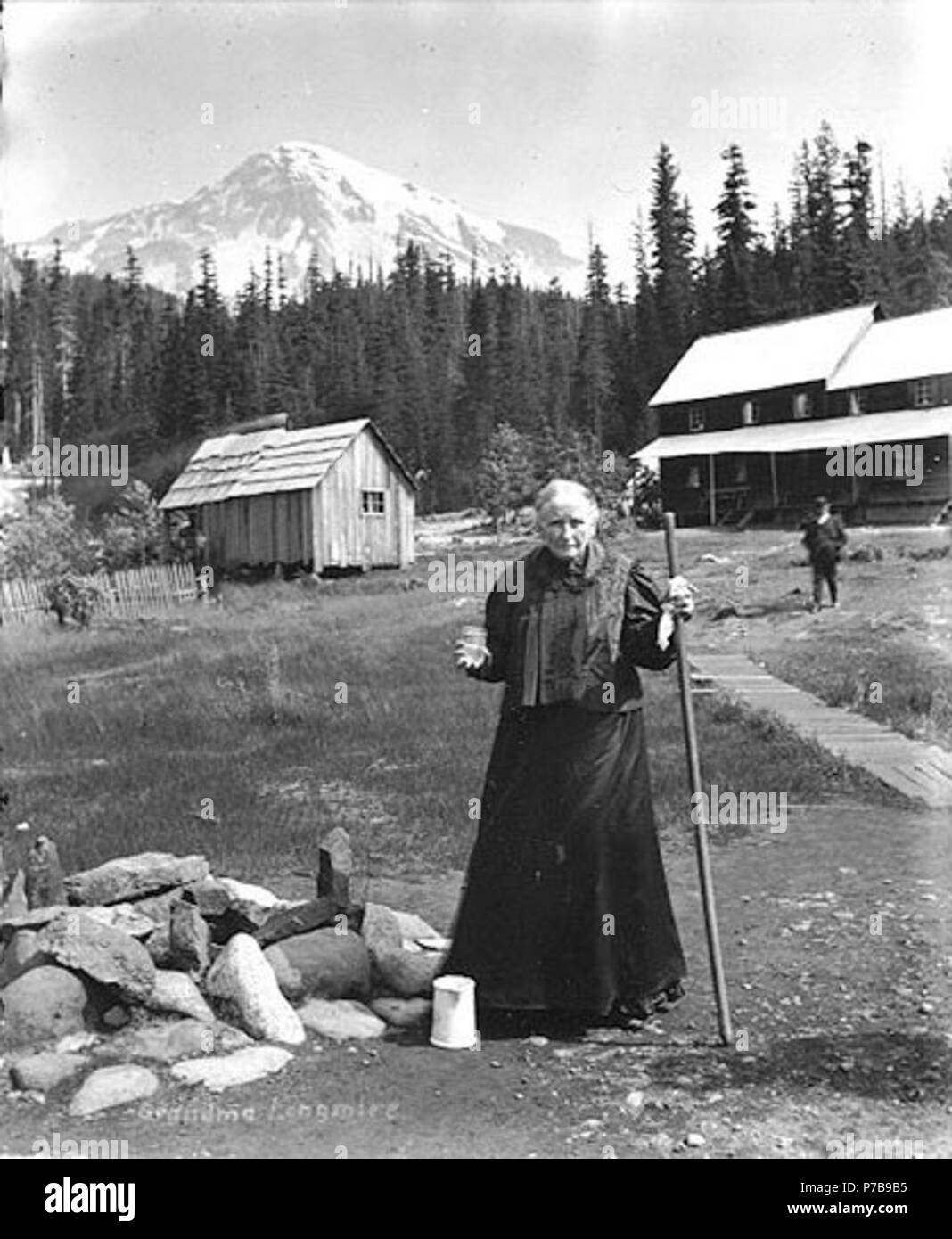 . Anglais : grand-mère Longmire à Longmire Springs, Parc National de Mount Rainier, Washington, ca. 1906. Anglais : Peut-être Virinda Longmire, épouse de James Longmire, first pioneer pour découvrir les sources d'eau minérale et de développer un complexe à Longmire. Montre Longmire Springs Hotel en arrière-plan . Sur le manchon de négatif : Mt. Tacoma, Longmire Springs. Hôtel et pic de l'Aigle. Sujets (LCTGM) : hôtels--Washington (État)--Mount Rainier National Park Sujets (LCSH) : Longmire, Virinda ; National Park Inn (Mount Rainier National Park, Washington) ; Mount Rainier National Park (Washington) ; le Mont Rainier, Washington (CIR) . Banque D'Images