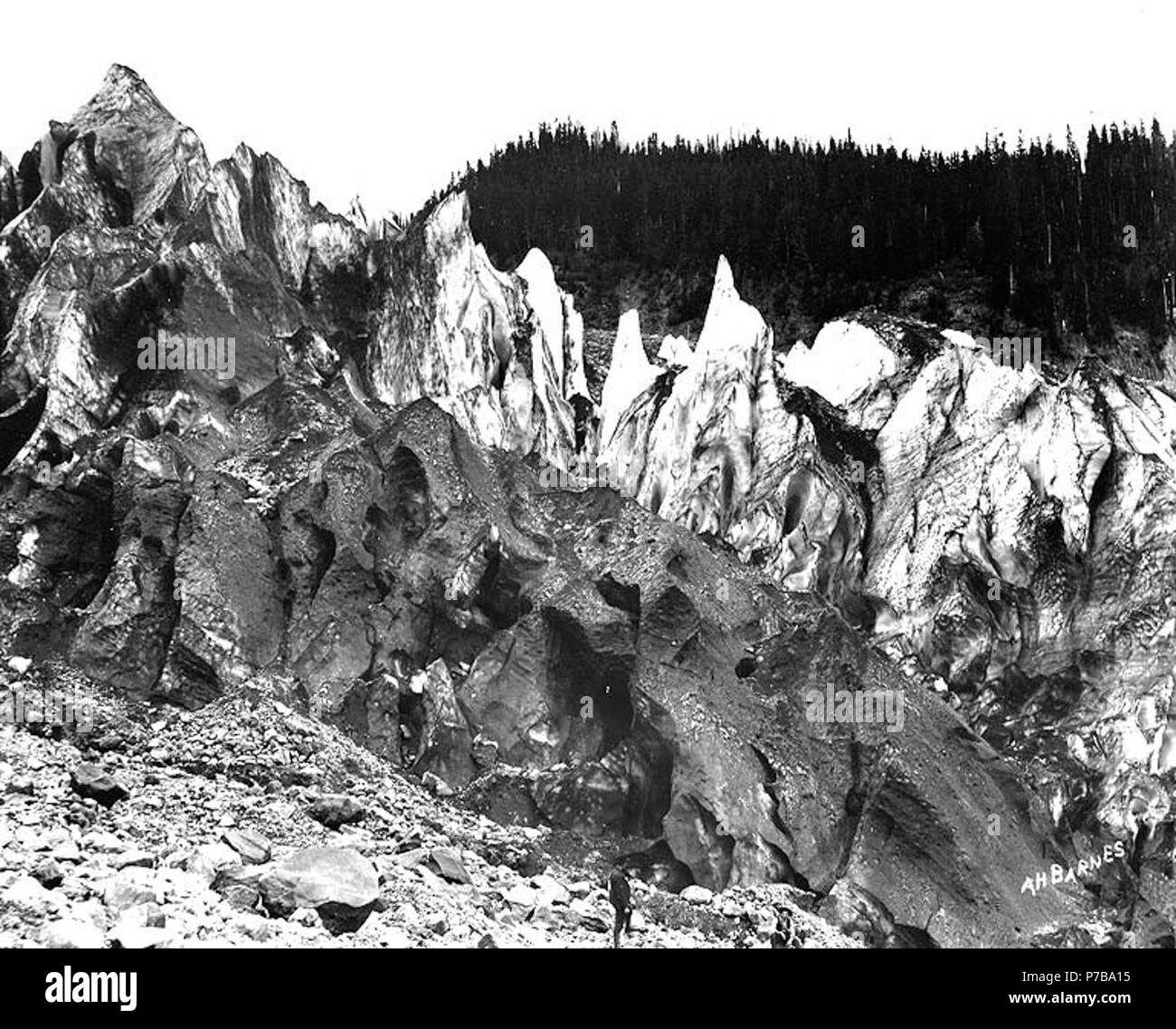 . Anglais : Ice pinnacles près de la fin du Glacier Nisqually, Mount Rainier National Park, Washington, ca. 1907. Anglais : deux hommes, l'un debout, l'un assis, s'affichent en bas à droite au centre de l'image . Sur le manchon de négatif : Mt. Tacoma. Pinnacles de glace près de la fin du glacier. Sujets (LCTGM) : Glaciers--Washington (État)--Mount Rainier National Park Sujets (LCSH) : Glacier Nisqually (Washington) ; Mount Rainier National Park (Washington) . vers 1907 45 près de pinacles de glace fin de Nisqually, Glacier, le Mont Rainier National Park, Washington, ca 1907 (12 bar) Banque D'Images