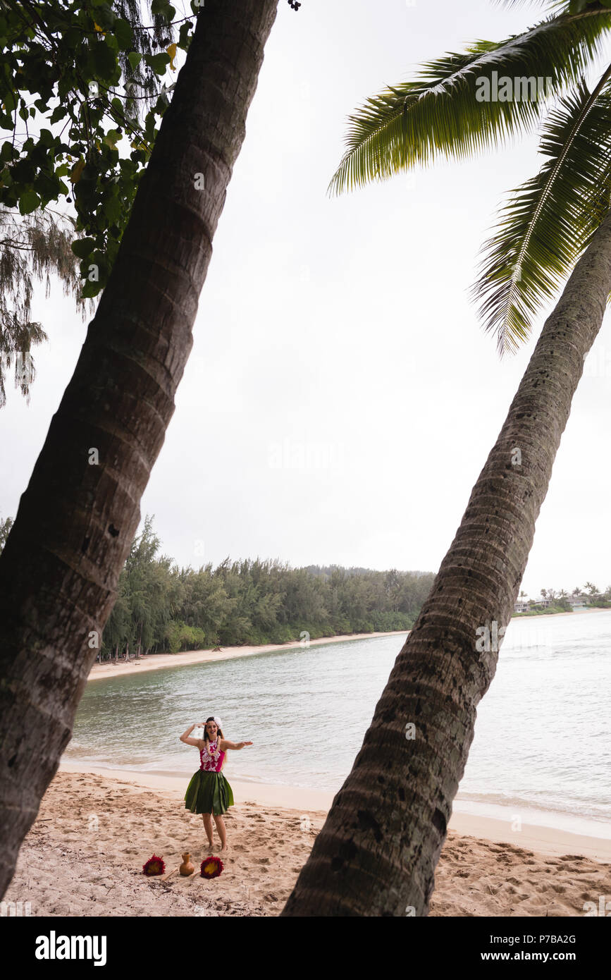 Hawaii hula danseur en costume dancing Banque D'Images