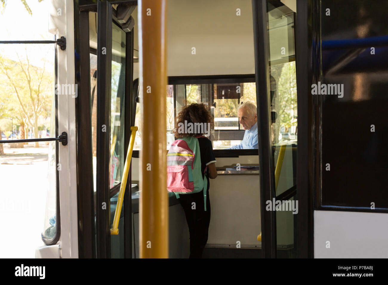 Adolescente en interaction avec chauffeur Banque D'Images