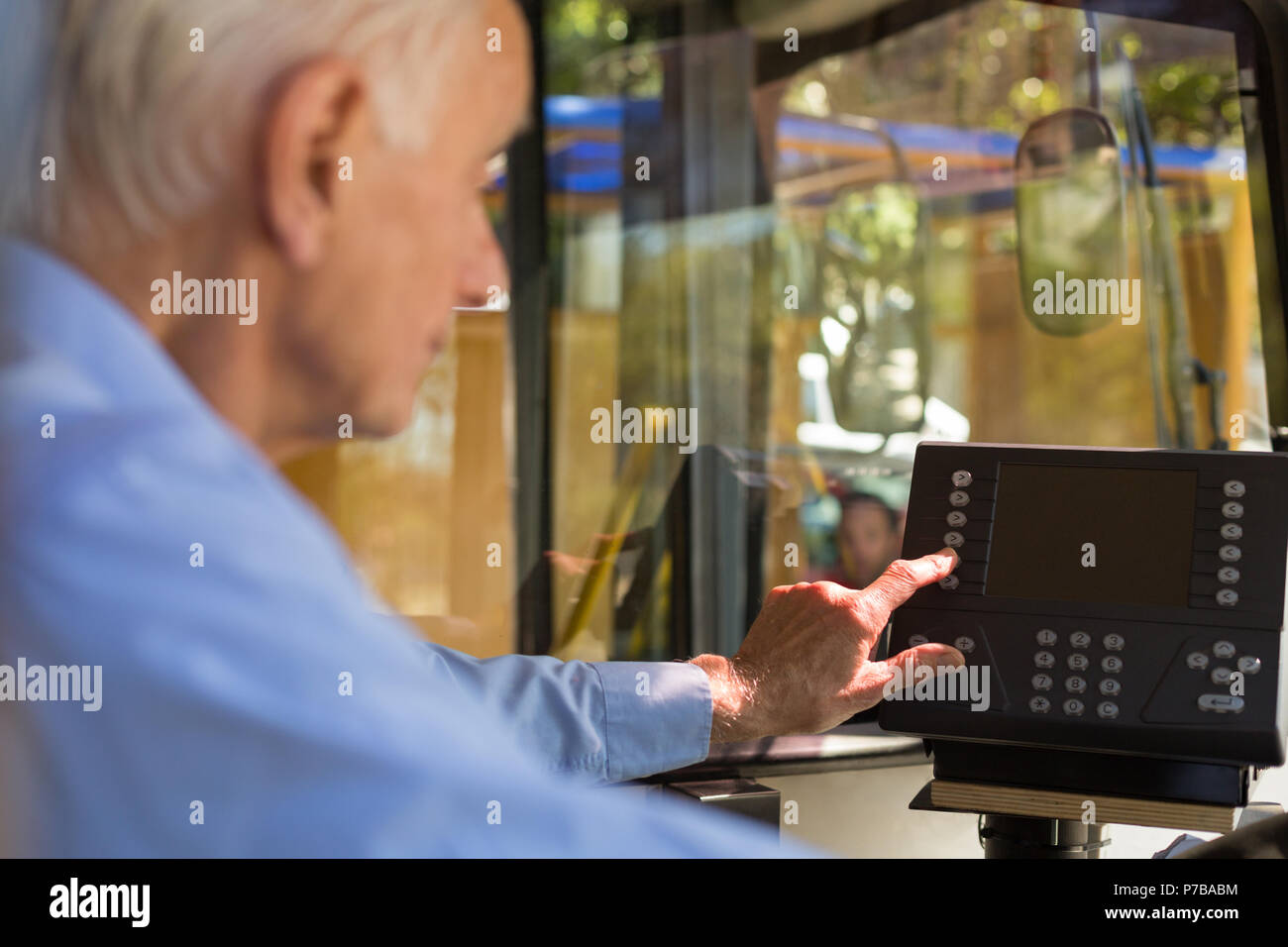 Utilisation de la machine pilote in bus Banque D'Images