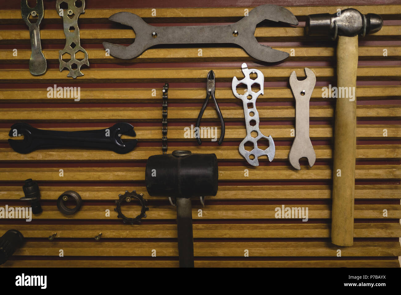 Divers équipements de travail accroché sur le mur en bois Banque D'Images
