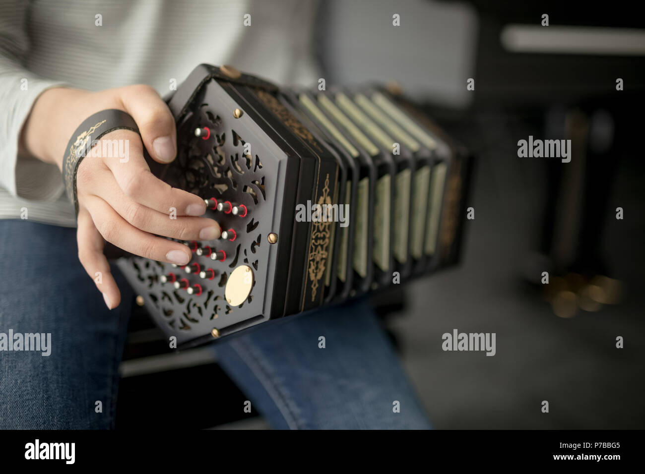 Lycéenne jouant accordéon en école de musique Banque D'Images