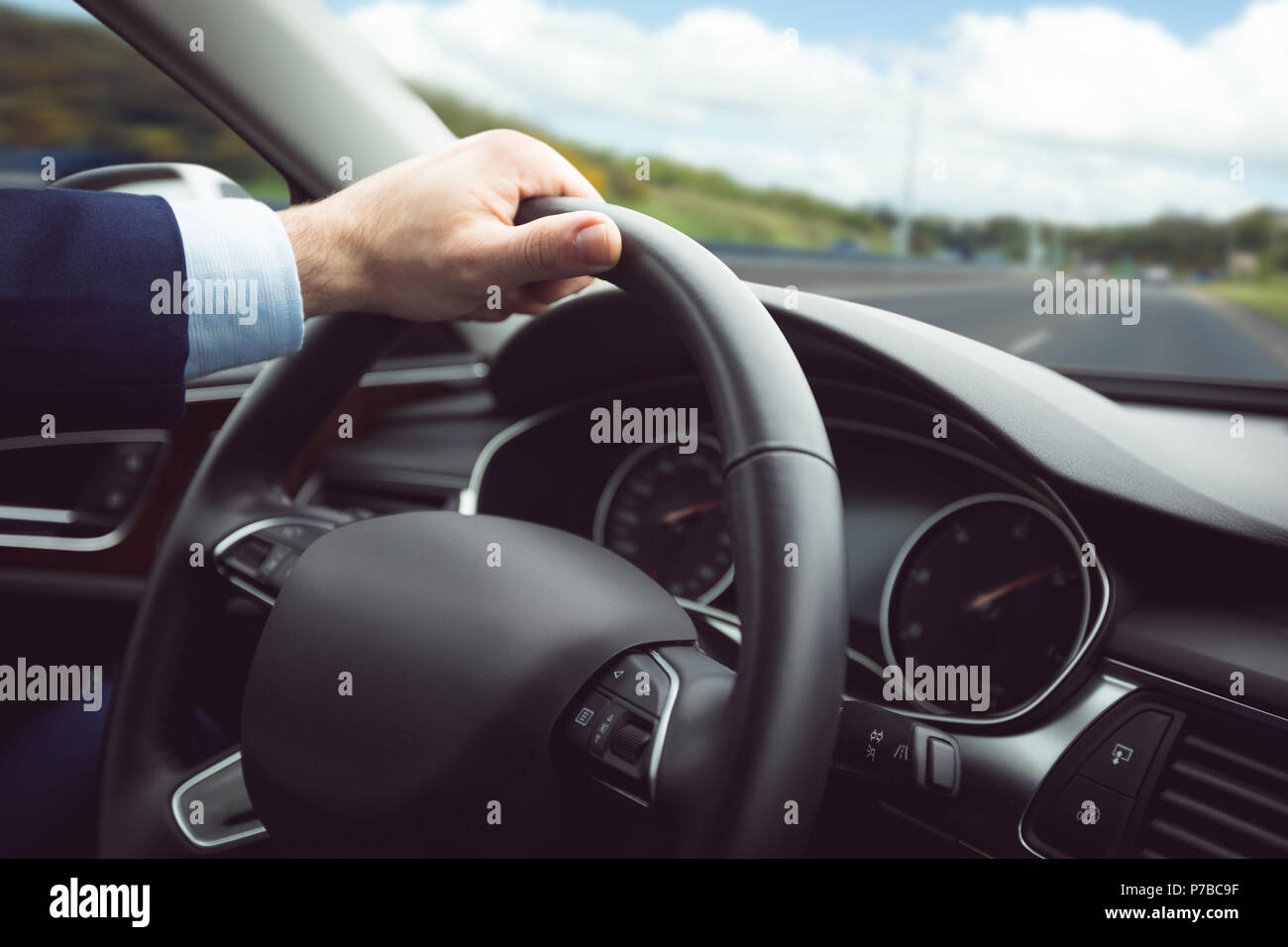 Businessman driving a car Banque D'Images