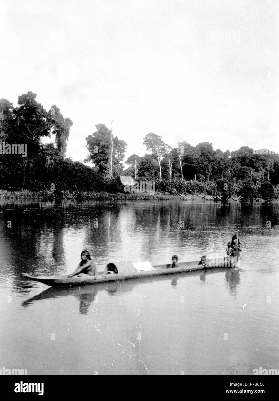 153 Kvinnor med barn i kanot på floden - SMVK - 004082 Banque D'Images