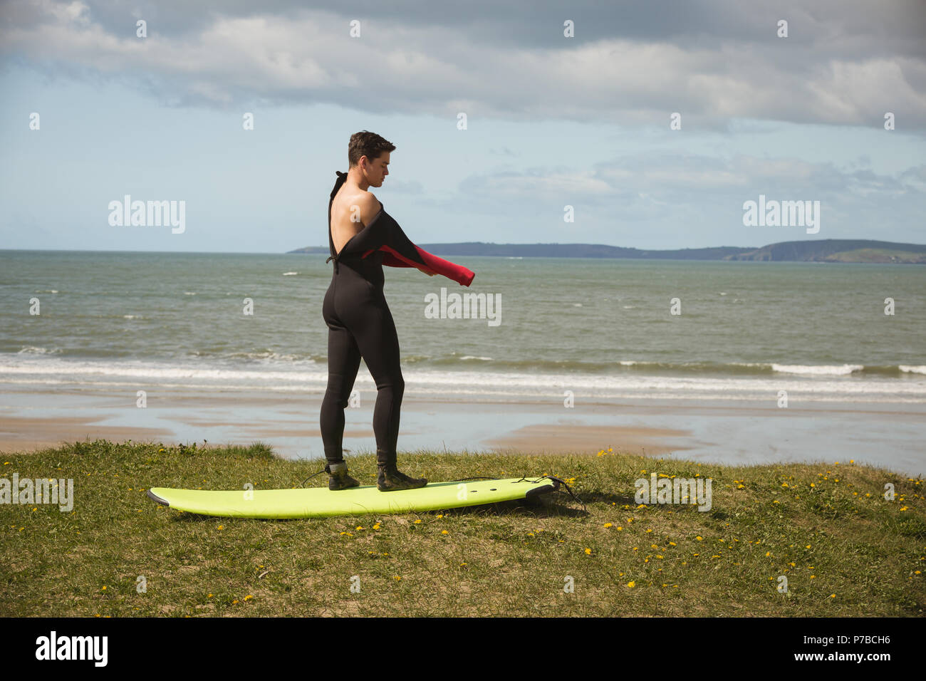 Surfer avec une planche de surf de se préparer pour le surf Banque D'Images
