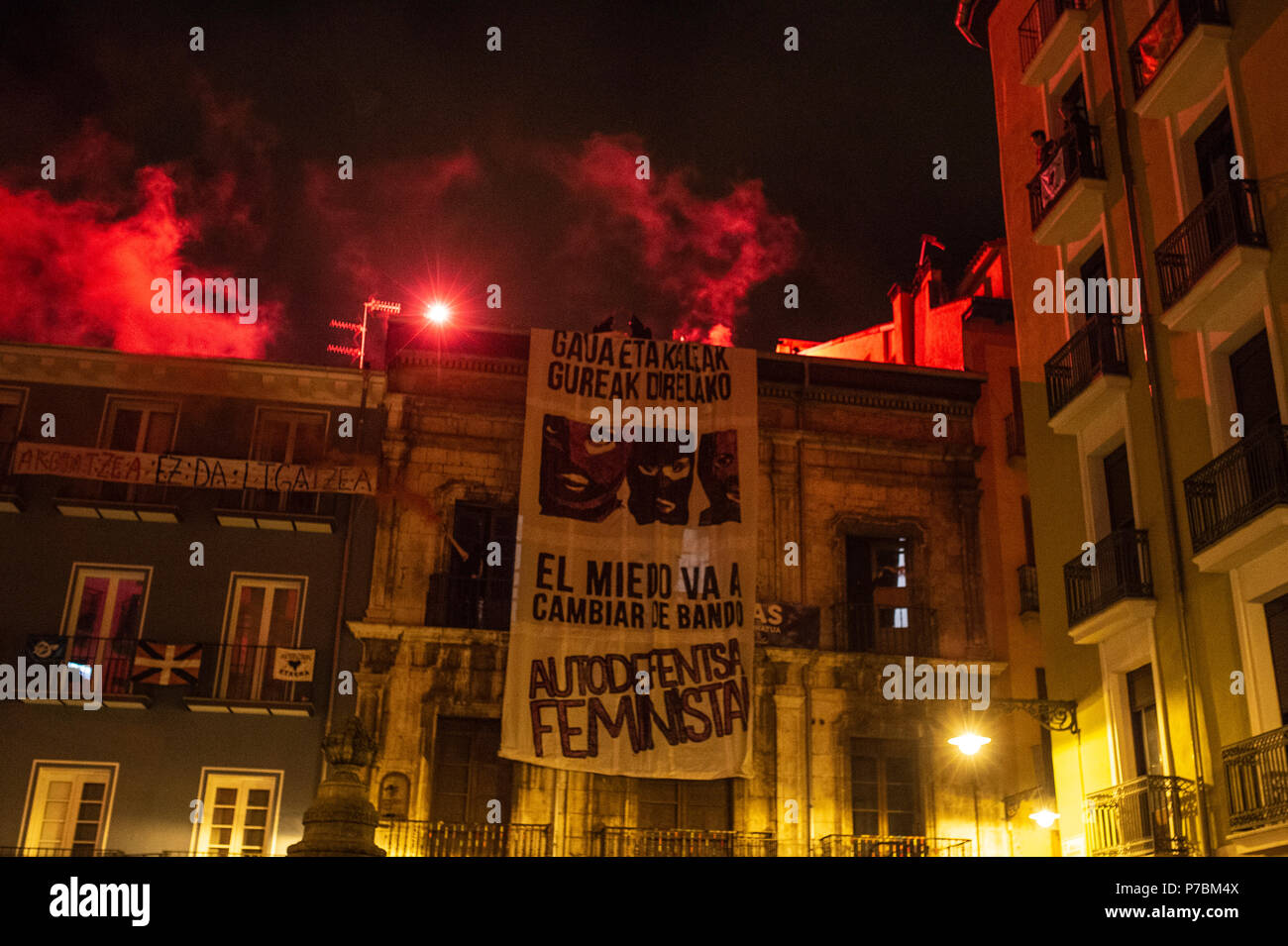 Manifestation de femmes activistes radicaux appelé " Le Farrukas » support bougies avec ses visages couverts au cours de la protestation contre la violence masculine à Pampelune, au nord de l'Espagne. (Photo par Oscar Zubiri / Pacific Press) Banque D'Images