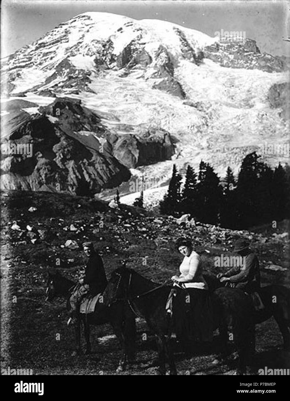 . Anglais : deux hommes et une femme à cheval, le Mont Rainier National Park, Washington, ca. 1910. Anglais : Mt. Rainier en arrière-plan . Sur le manchon de négatif : Mtn. Les gens et les chevaux Sujets (LCTGM) : Centre Équestre--Washington (État)--Mount Rainier National Park ; Chevaux--Washington (État)--Mount Rainier National Park Sujets (LCSH) : Mount Rainier National Park (Washington) . vers 1910 81 Deux hommes et une femme à cheval, le Mont Rainier National Park, Washington, ca 1910 (108 bar) Banque D'Images