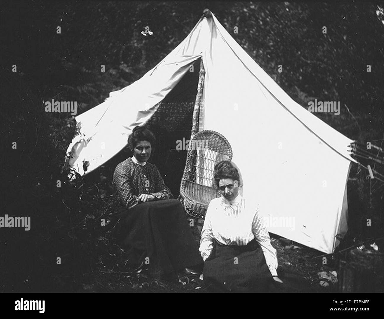 . Anglais : deux femmes camping tente, Washington, ca. 1905. Anglais : Sur le manchon de négatif : deux femmes en face de sujets (tente) LCTGM : Tentes--Washington (État) ; Camping--Washington (État) ; les femmes--et--Vêtements Robe de Washington (État) ; des meubles en osier . vers 1905 81 Deux femmes camping tente, Washington, ca 1905 (34 bar) Banque D'Images