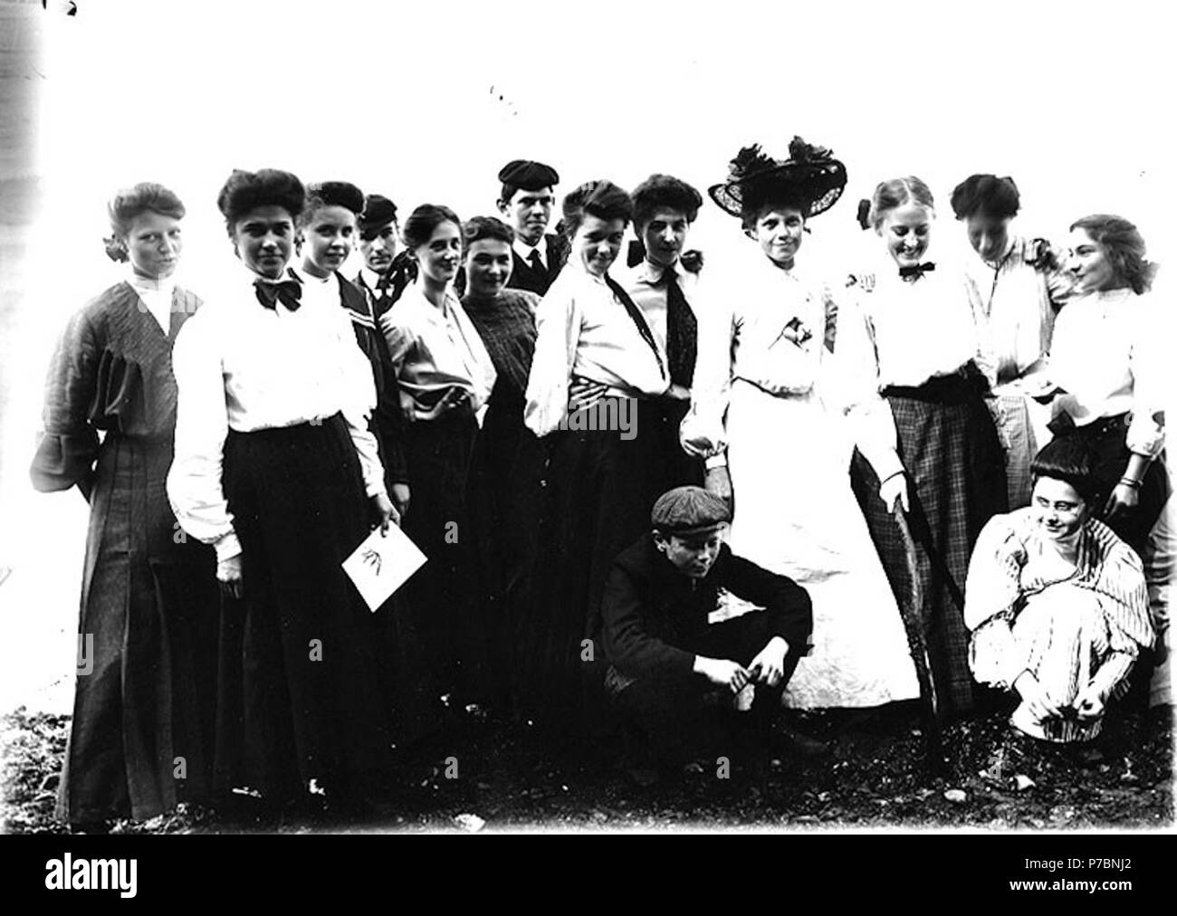 . Anglais : les jeunes femmes et les garçons sur une sortie de classe, Ferry Museum, Tacoma, Washington, ca. Ca. 1915 . Anglais : Sujets (LCTGM) : les jeunes adultes ----robe vêtements & Washington (État)--Tacoma ; les portraits de groupe . vers 1915 85 jeunes femmes et garçons en sortie de classe, Ferry Museum, Tacoma, Washington, ca Ca 1915 (223 bar) Banque D'Images