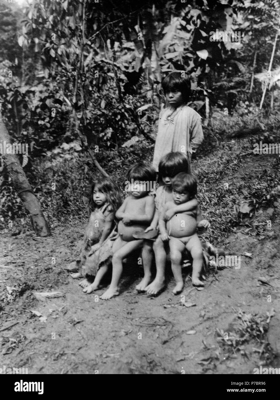 Svenska : En systkonkrets med olika mammor hommes samma pappa. Bogota. Veraguas, Panama. Le Panama jusqu'à l'expédition et la Colombie (1927). Anglais : Bokota personnes (Q4938810). L'Expédition suédoise pour le Panama et la Colombie (1927). 192739 En systkonkrets med olika mammor hommes samma pappa. Veraguas. Panama - SMVK - 004237 Banque D'Images