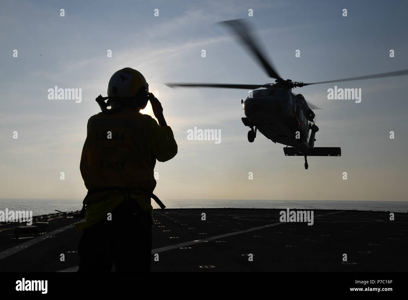 180618-N-GX781-0465 de l'OCÉAN ATLANTIQUE (18 juin 2018) Un hélicoptère MH-60 de l'Escadron d'hélicoptères de combat de la mer (HSC) 2 terrains dans le poste de pilotage de la classe Whidbey Island Landing Ship Dock USS Gunston Hall (LSD 44). L'USS Gunston Hall est en déploiement des Mers du Sud, qui est une collaboration annuelle déploiement dans la zone de commande du sud des États-Unis responsables, lorsqu'un groupe de travail va déployer pour effectuer une variété d'exercices et échanges multinationales d'accroître l'interopérabilité, d'accroître la stabilité régionale, et de construire et maintenir des relations régionales avec des pays du reg Banque D'Images