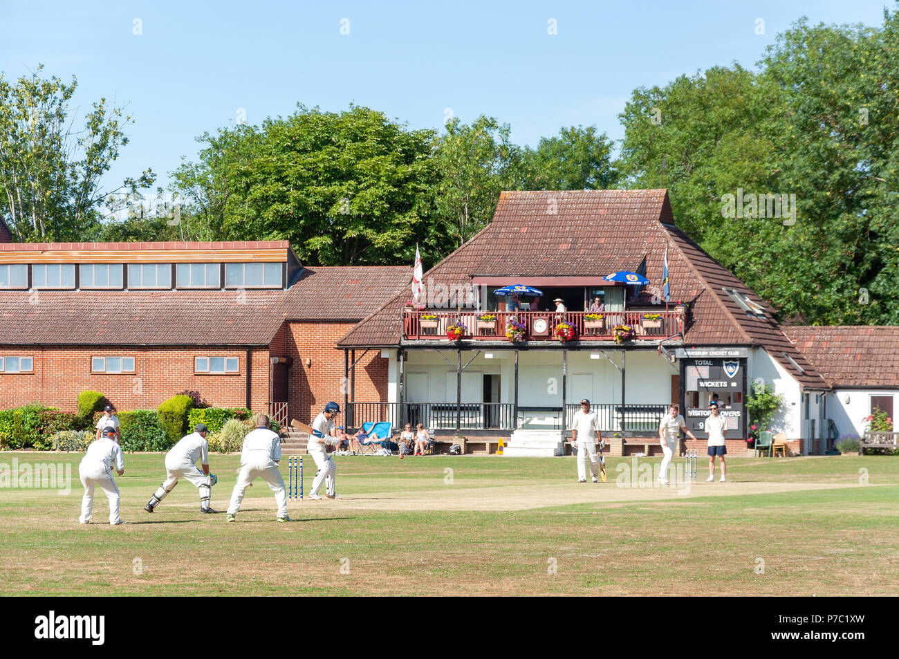 Match de Cricket Cricket Club Waysbury, le Livre vert, Wraysbury, Berkshire, Angleterre, Royaume-Uni Banque D'Images