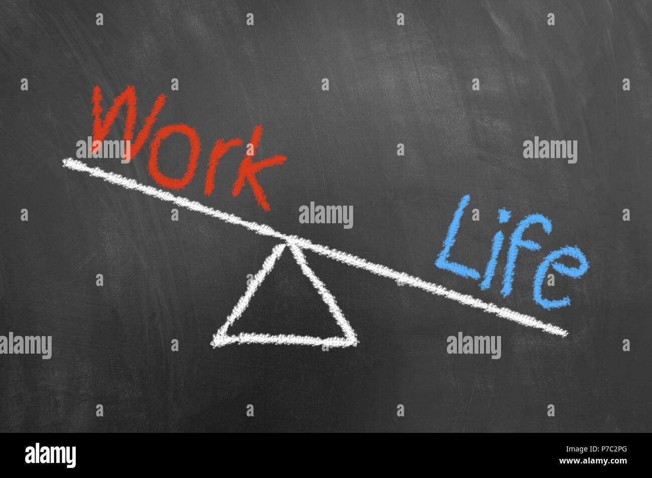 Travail Vie concept déséquilibre avec dessin à la craie et texte sur tableau noir ou tableau comme mode de comparaison peser balances Banque D'Images