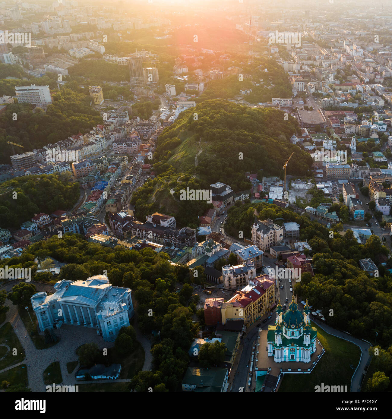 Vue panoramique aérienne à la descente Andreevsky au coucher du soleil avec l'Eglise de Saint-André et Emerald Hills Banque D'Images