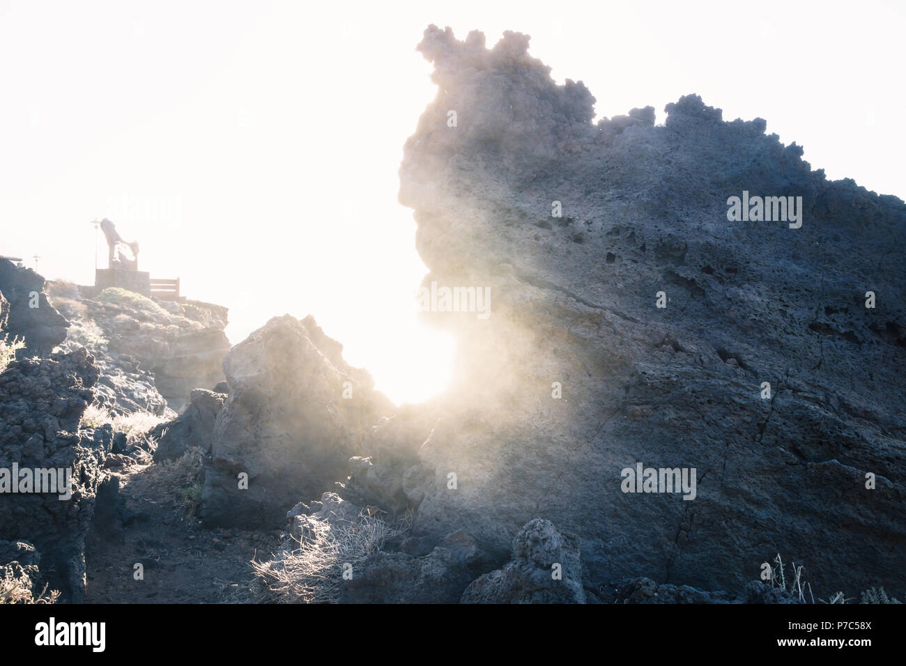 La lumière du soleil à travers un trou d'un rocher en pierre de lave le long de la côte, Frontera, El Hierro, Îles Canaries, Espagne Banque D'Images