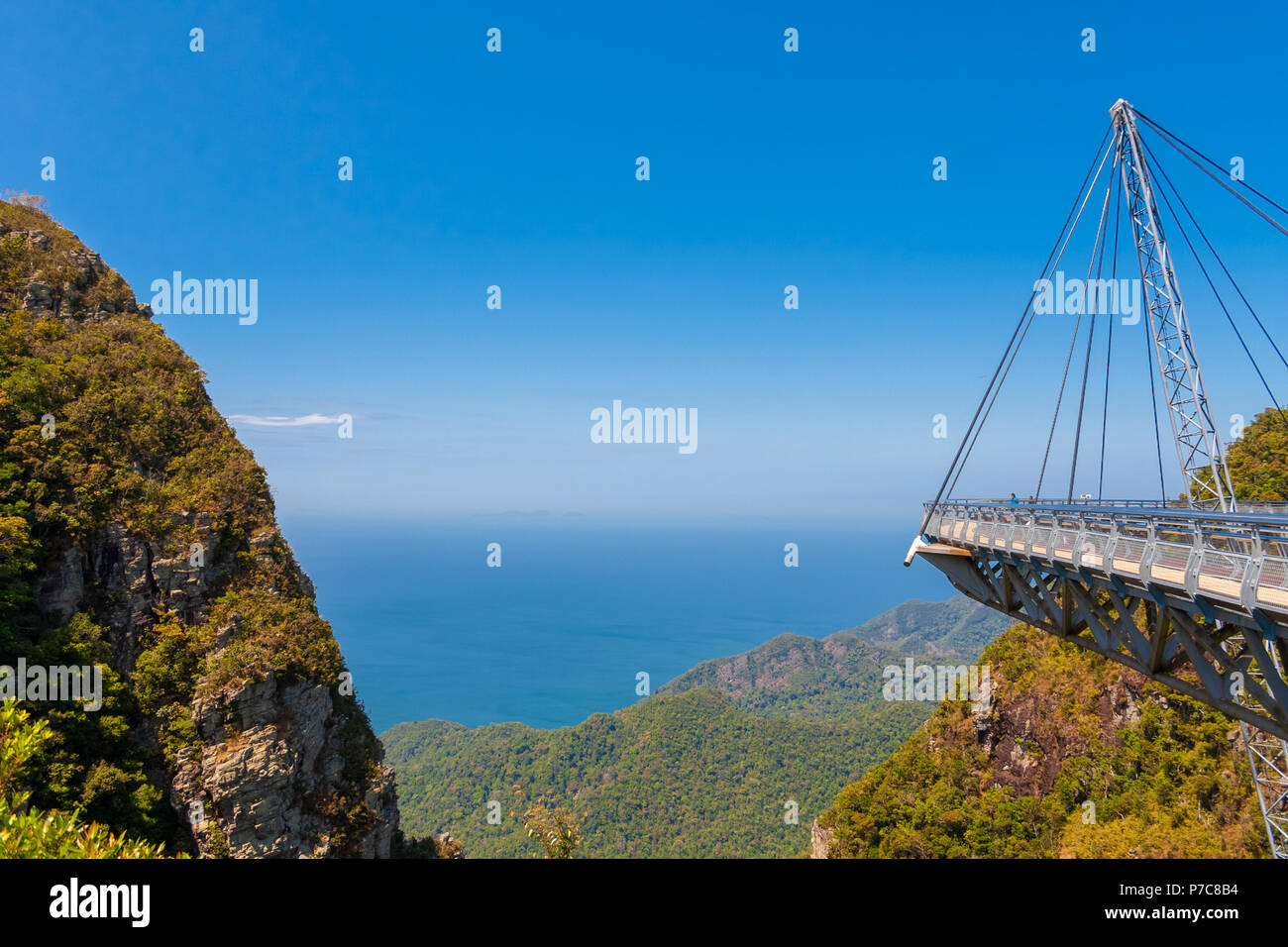 De beaux paysages de la mer d'Andaman, un point de vue entre une colline à Gunung Mat Chinchang Langkawi et le pont en ciel, une courbe à haubans piétonnier... Banque D'Images