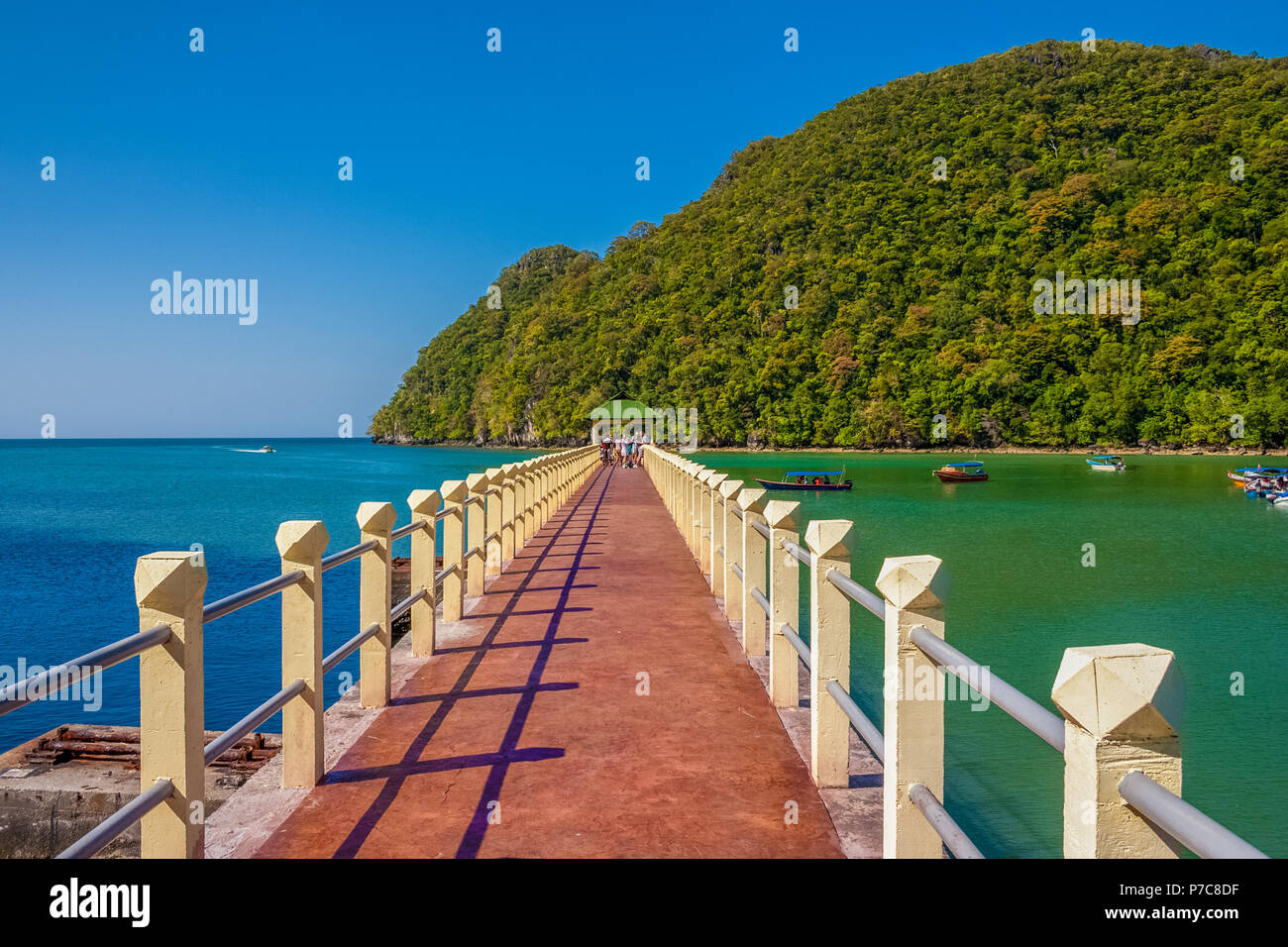 Paysages étonnants de Pulau Dayang Bunting's jetty (île de la) jeune fille enceinte avec un beau décor de montagnes vertes, bleu turquoise &... Banque D'Images