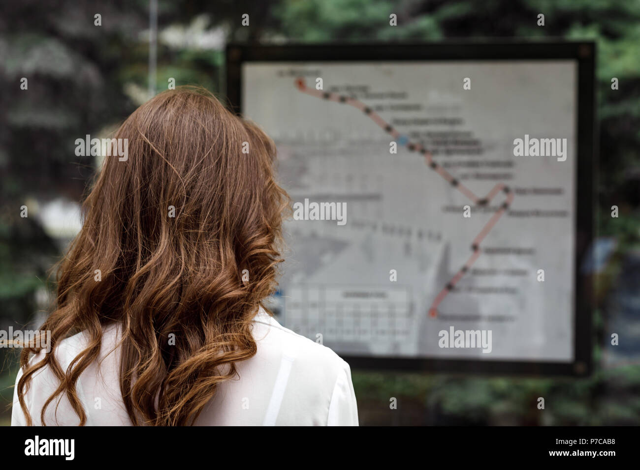 Femme regarde la carte des transports publics vélo Banque D'Images