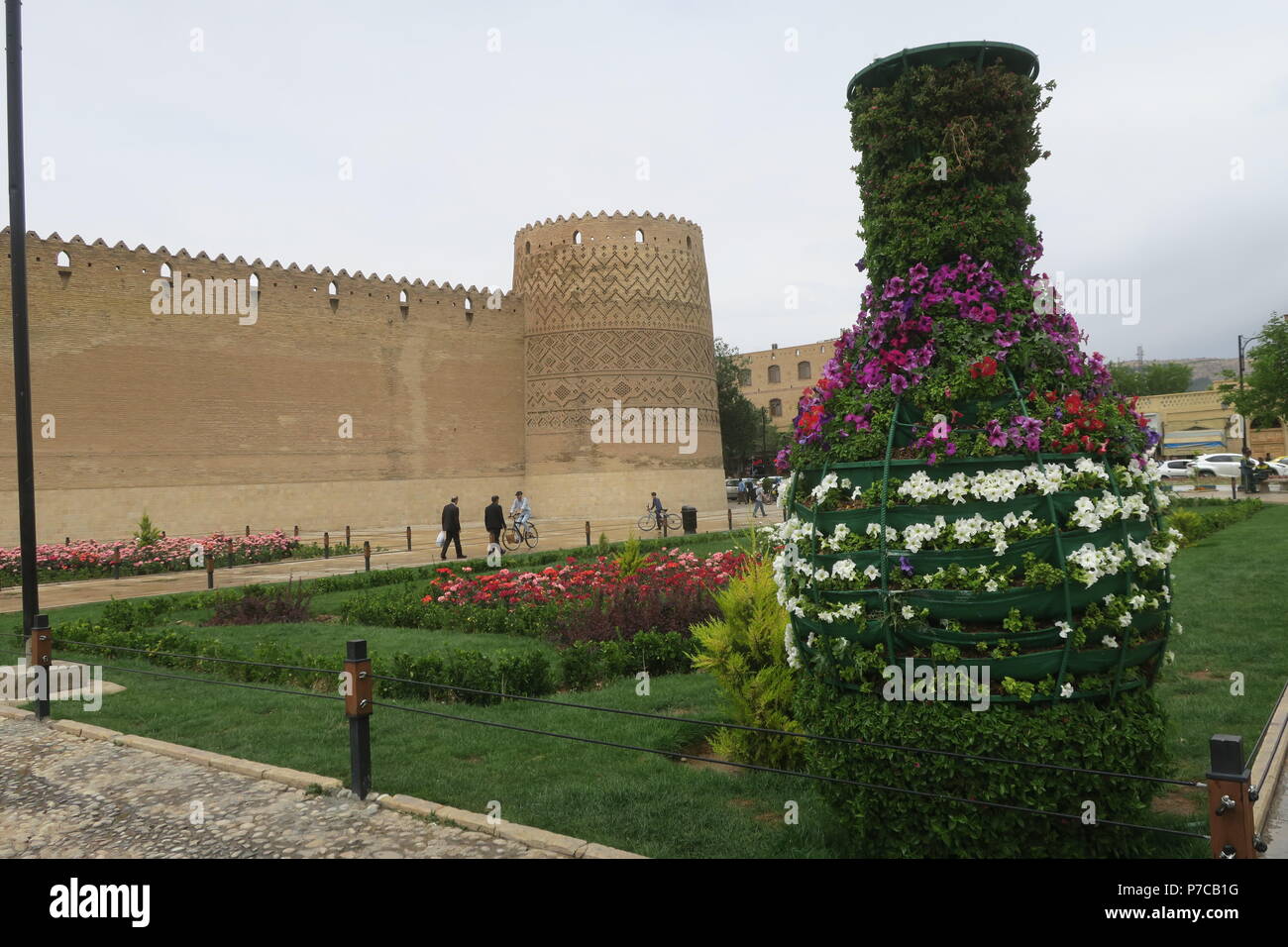 Grand vase de fleurs, Arg Karim Khan château sur arrière-plan, Shiraz, Iran. Banque D'Images