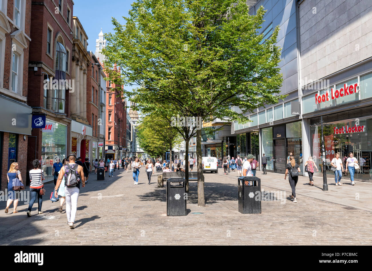 Shoppers à marcher le long de Market Street dans le centre de Manchester, Royaume-Uni Banque D'Images