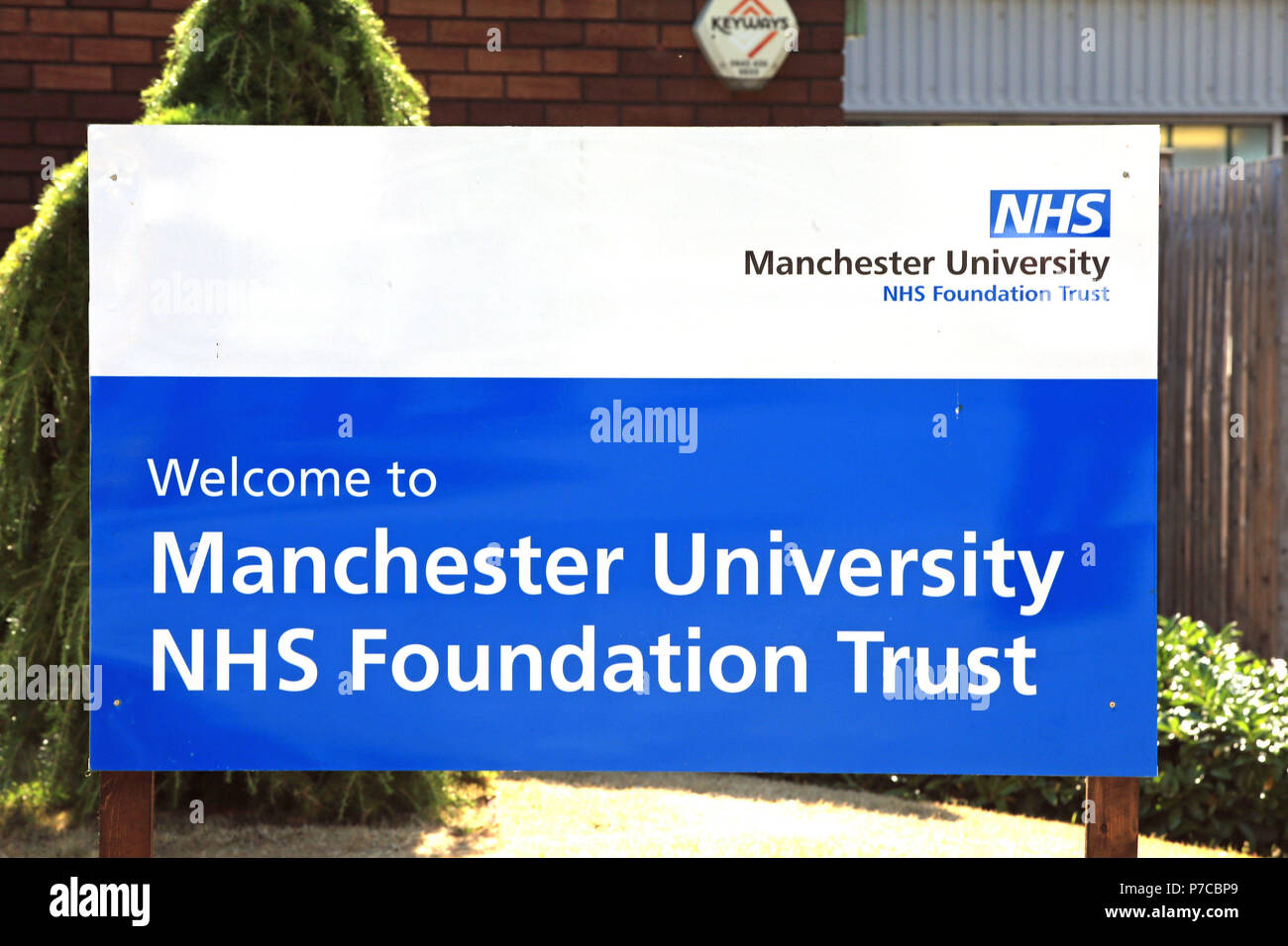 Un signe pour la Manchester University NHS Foundation Trust à Trafford General Hospital de Manchester, précédemment connu sous le nom de Park Hospital, où le NHS a été lancé il y a 70 ans par le secrétaire de la santé d'alors, Aneurin Bevan. Banque D'Images