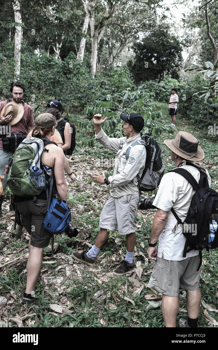 Guide touristique avec les clients sur l'île de San Cristobal, Îles Galápagos Banque D'Images