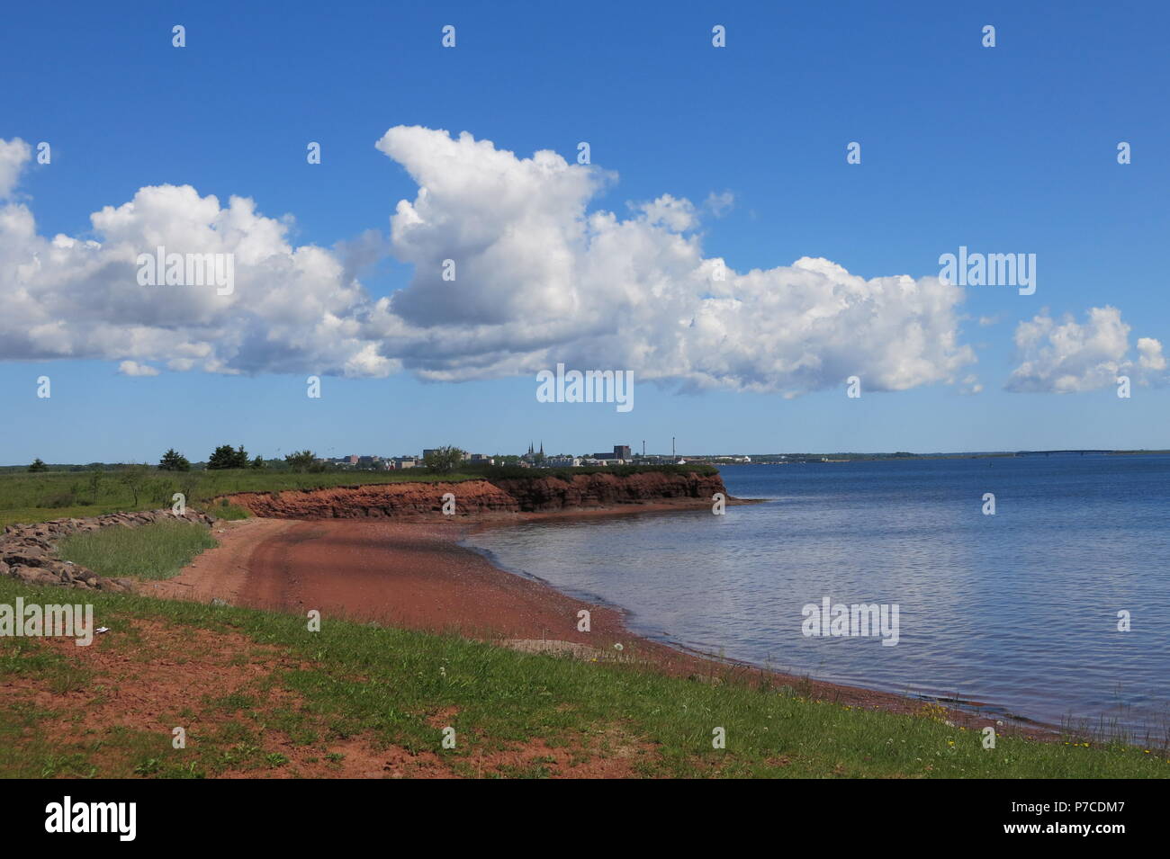 Paysage magnifique sur une parfaite journée d'été le long de la route côtière au sud de Port de Charlottetown à Rocky Point, Prince Edward Island, Canada Banque D'Images