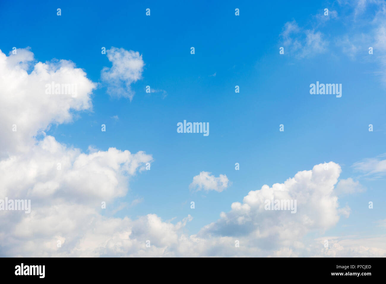 Les nuages blancs sur fond de ciel bleu. Banque D'Images