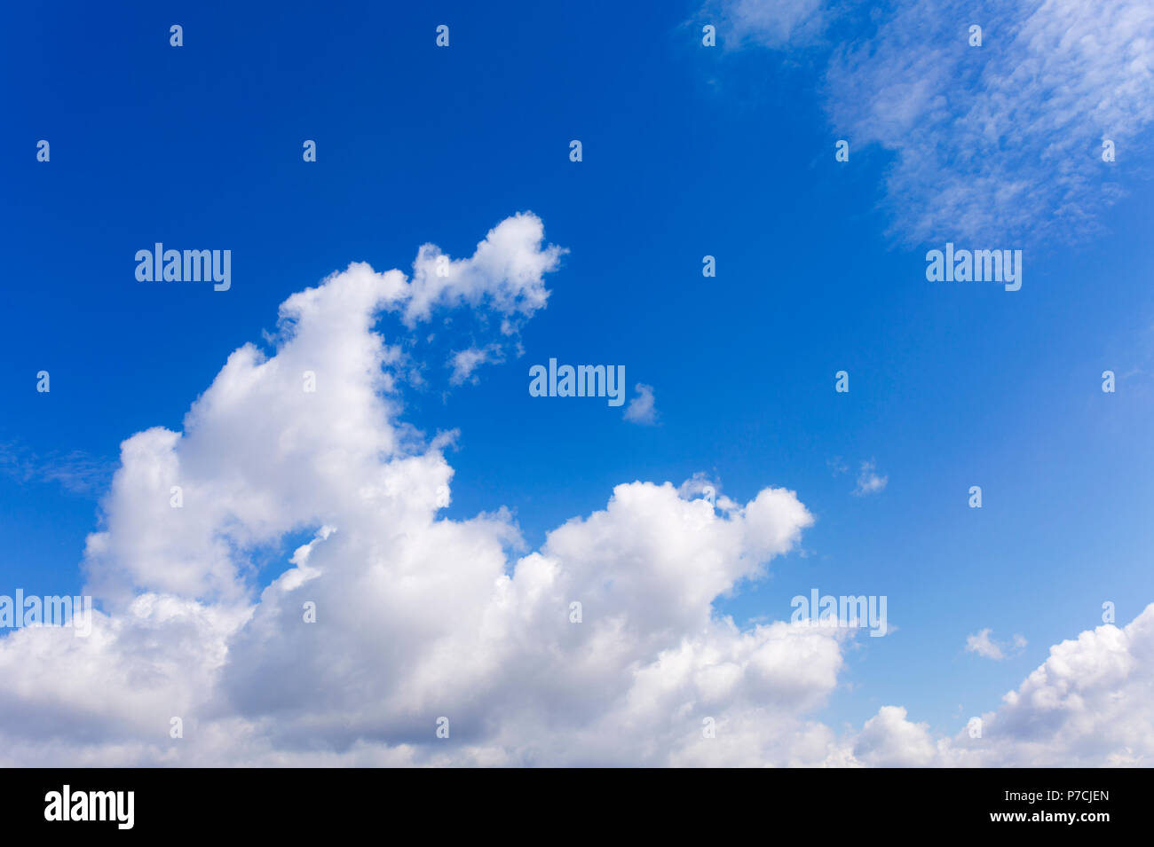 Les nuages blancs sur fond de ciel bleu. Banque D'Images