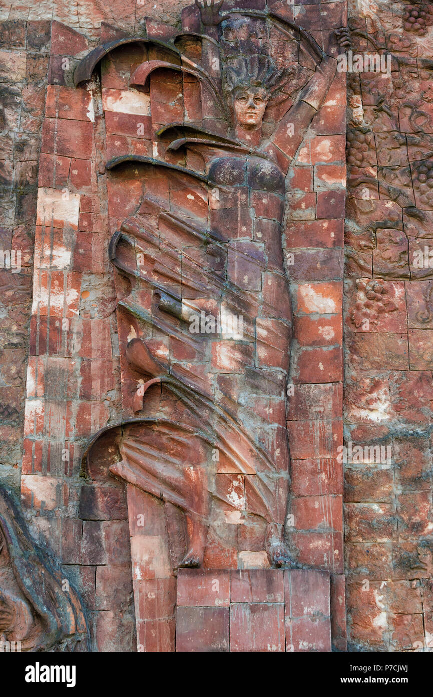 Close-up de visages de l'époque communiste sur façade de City Market, Kutaisi, Géorgie, Région Imereti Banque D'Images