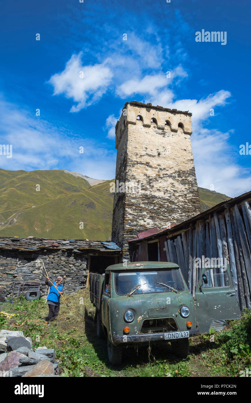 Svanetian médiévale traditionnelle maisons tours, les agriculteurs travaillent, Ushguli Svaneti, village, région du Caucase, en Géorgie Banque D'Images