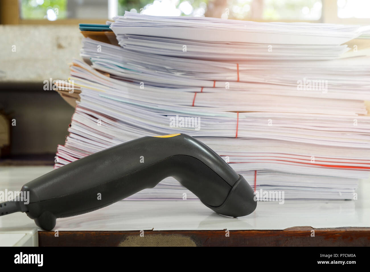 Lecteur de codes à barres sur 24 avec fond de la pile de document Banque D'Images