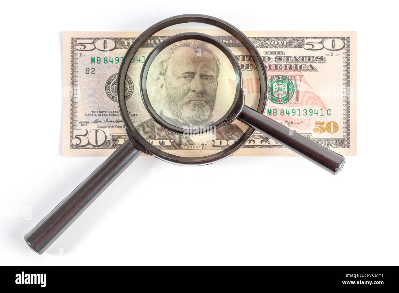 Loupe placée sur Ulysses S. Grant portrait on 50 US dollar bill sur fond blanc Banque D'Images