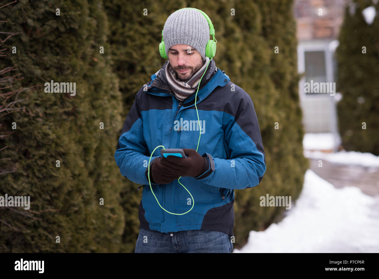 L'homme à l'écoute de la musique sur téléphone mobile Banque D'Images