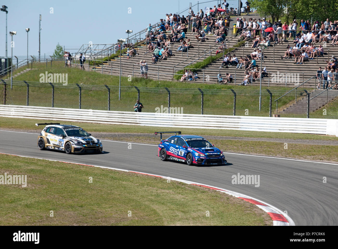Subaru STI WRS, Volkswagen Golf GTI, VW, RCT Nuerburgring, 24h Nuerburgring, motorsports, course, Eifel, Rhénanie-Palatinat, Allemagne, Europe Banque D'Images