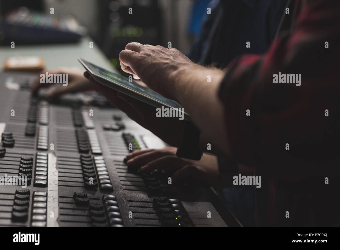 Deux enregistreur audio using digital tablet in studio Banque D'Images