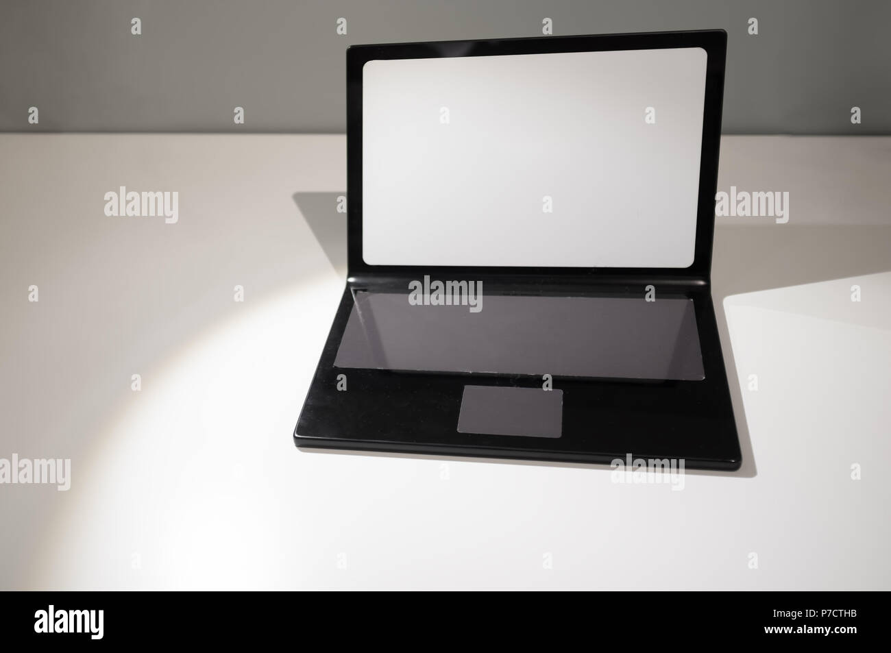 Maquette d'ordinateur portable sur le tableau blanc en perspective with copy space Banque D'Images
