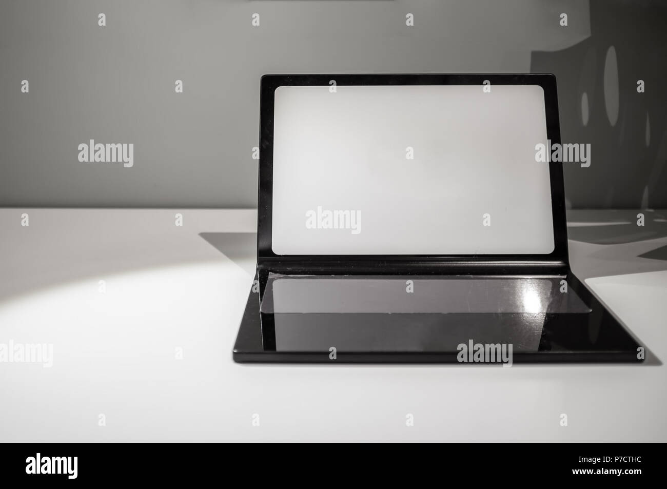 Maquette d'ordinateur portable sur le tableau blanc avec copie espace Banque D'Images