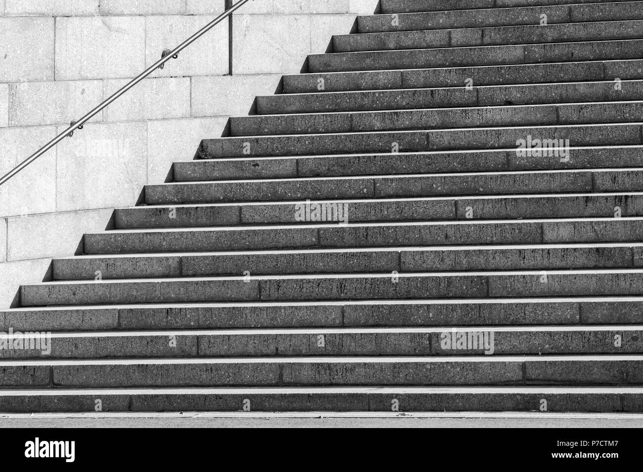 Fragment de gros plan d'escalier en granit menant avec main courante Banque D'Images