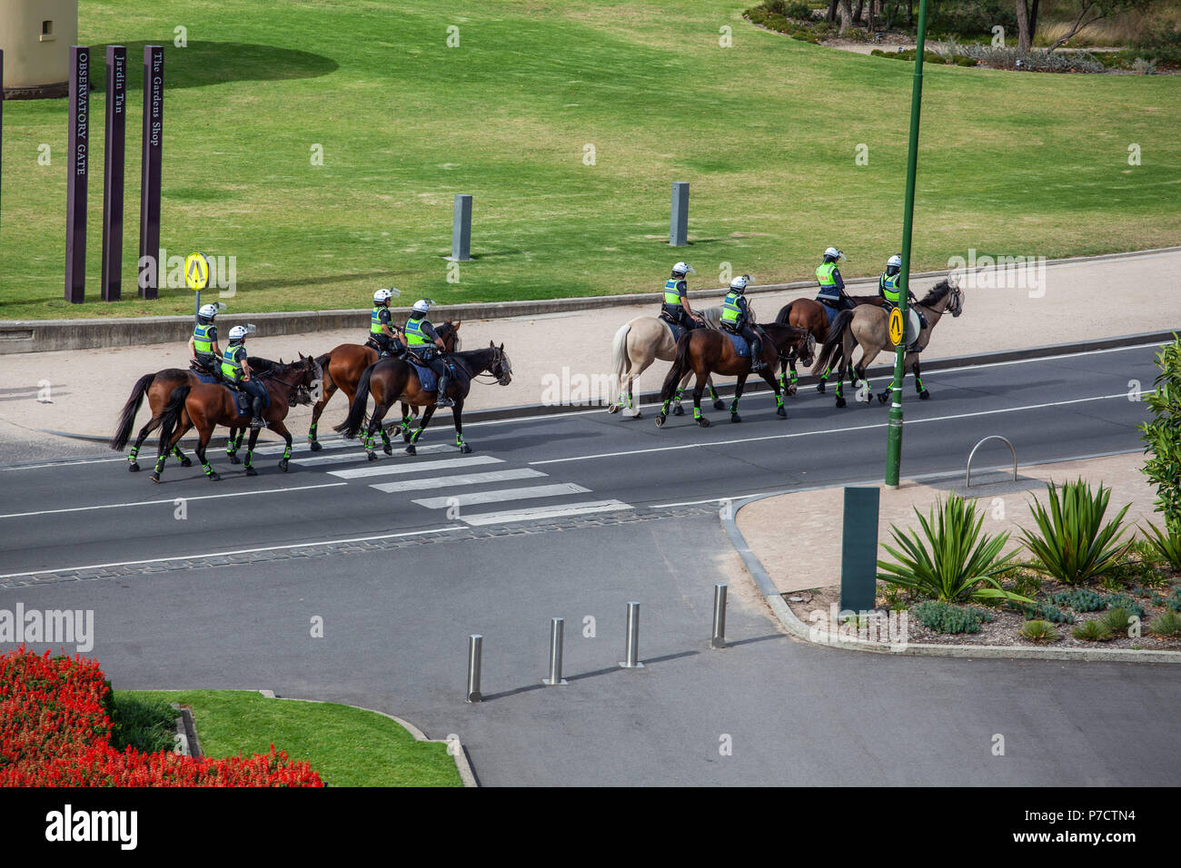 Groupe d'agents de police à cheval sur des chevaux à Melbourne, Victoria, Australie Banque D'Images