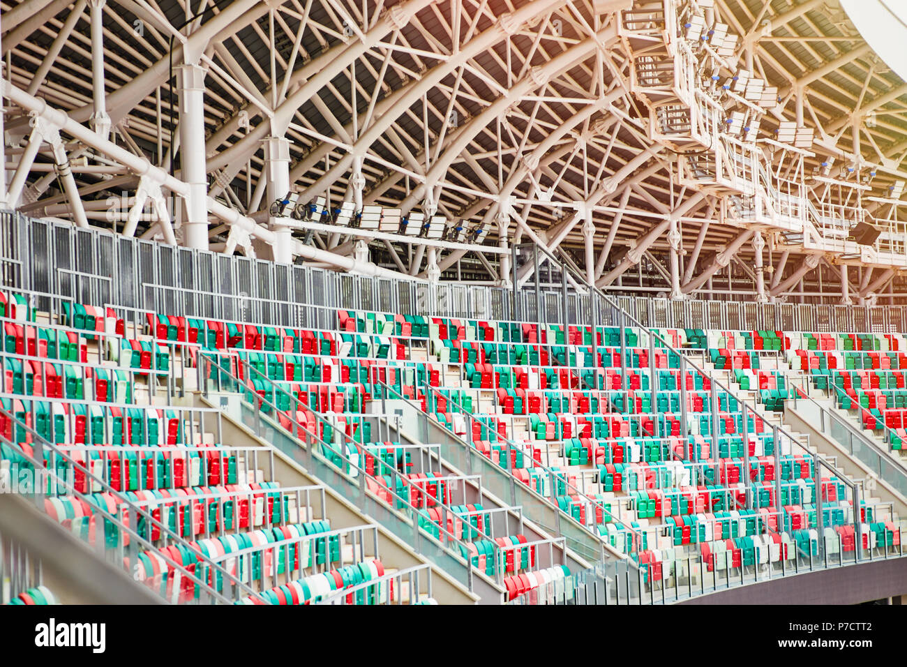 Tribune vide d'un stade moderne sans spectateurs et chaises colorées, tribune latérale Banque D'Images