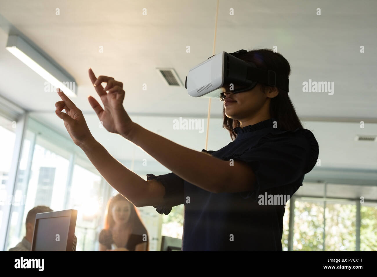 Female executive en utilisant casque de réalité virtuelle Banque D'Images