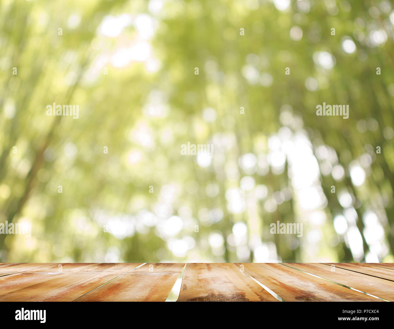 Un balcon en bois qui dépasse de l'avant avec un arrière-plan flou. Banque D'Images