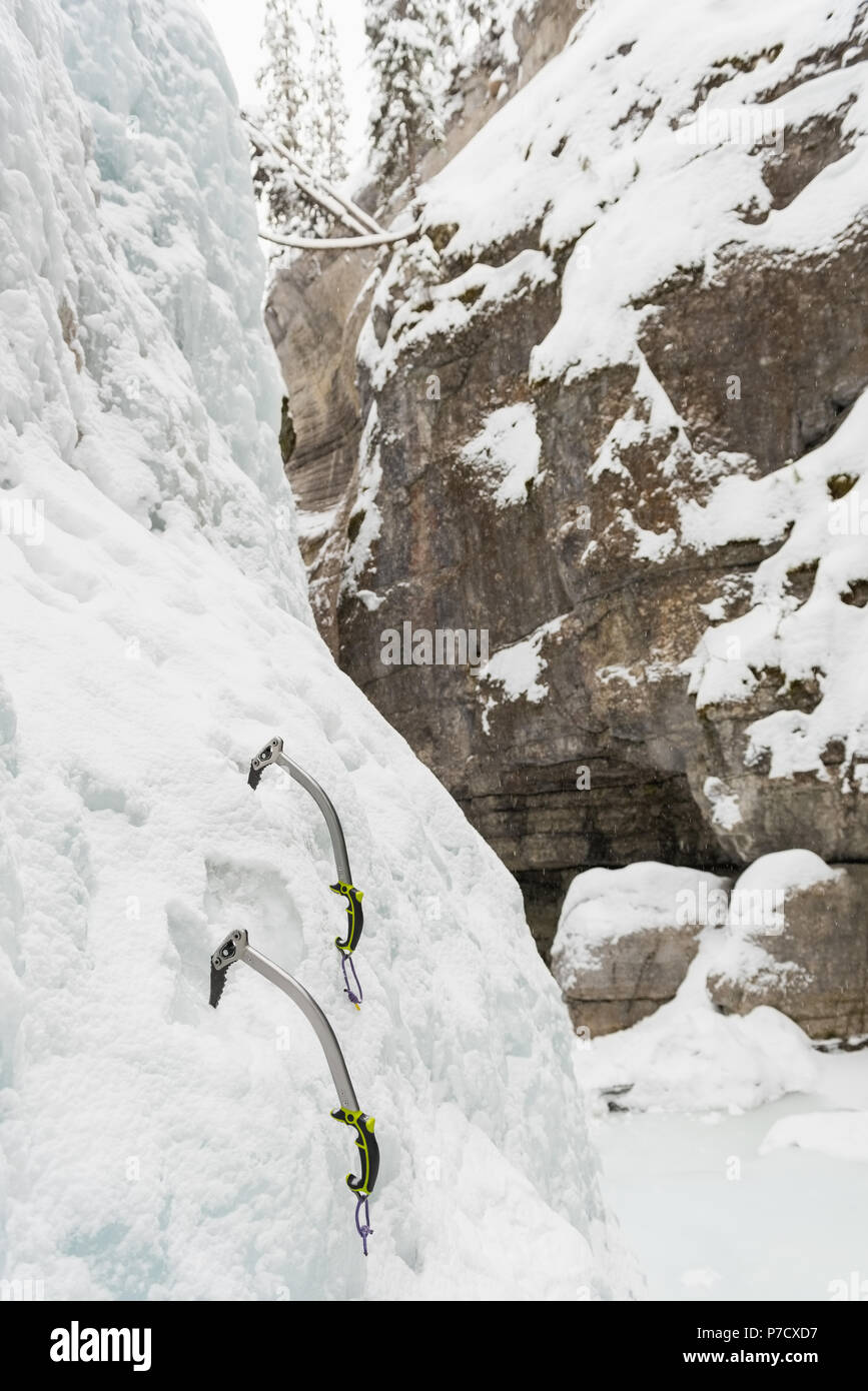 Piolets sur glace rocky mountain Banque D'Images